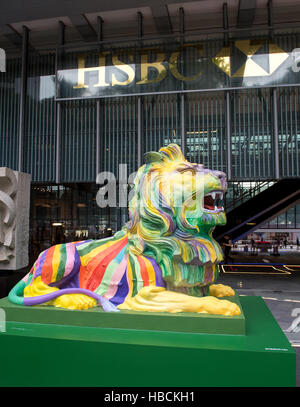 Hong Kong, China. 6. Dezember 2016.  Regenbogen stolz Löwen werden zugunsten von LGBTI Menschen am Hauptsitz HSBC in Central Hong Kong angezeigt. Ihre Anzeige hat Kontroverse verursacht und aufgefordert eine Petition für deren Beseitigung sowie Bedrohungen durch Kunden, ihre Konten zu schließen. Die Löwen sind Repliken in Regenbogenfarben von Stephen und Stitt, die Bank ikonischen Löwen, vor das Hauptgebäude. Die Statuen, entworfen von dem lokalen LGBT-Künstler Michael Lam, stellen stolz und Einheit in der Vielfalt. Bildnachweis: Jayne Russell/Alamy Live-Nachrichten Stockfoto