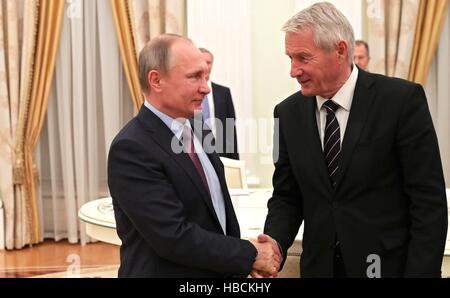 Moskau, Russland. 6. Dezember 2016. Der russische Präsident Vladimir Putin begrüßt Generalsekretär des Rates der Europa Thorbjorn Jagland vor ihrem Treffen im Kreml 6. Dezember 2016 in Moskau, Russland. Bildnachweis: Planetpix/Alamy Live-Nachrichten Stockfoto