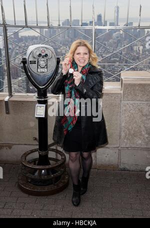 New York, NY, USA. 6. Dezember 2016. Megan Hilty im Ankunftsbereich für Megan Hilty fördert neue Album A MERRY LITTLE CHRISTMAS, Empire State Building, New York, NY 6. Dezember 2016. Bildnachweis: Derek Sturm/Everett Collection/Alamy Live-Nachrichten Stockfoto