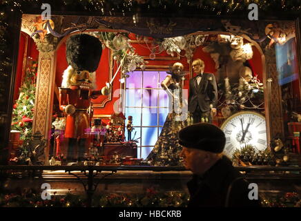 chicago christmas windows 2011 chicago christmas windows 2011