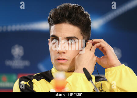 Madrid, Spanien. 6. Dezember 2016. Deutsche Fußball-club Borussia Dortmund Marc Bartra auf einer Pressekonferenz im Santiago Bernabeu Stadion in Madrid, Spanien, 6. Dezember 2016. Die deutsche Seite sollen spanischen Klub Real Madrid in einer Champions League-Gruppe F-Vorrichtung zu erfüllen. Foto: Friso Gentsch/Dpa/Alamy Live News Stockfoto