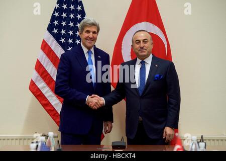 Brüssel, Belgien. 6. Dezember 2016. US Staatssekretär John Kerry schüttelt Hände mit türkischen Außenminister Mevlüt Cavusoglu vor einem bilateralen Treffen am Rande des NATO-Ministersitzung 6. Dezember 2016 in Brüssel, Belgien. Bildnachweis: Planetpix/Alamy Live-Nachrichten Stockfoto