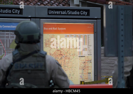 Los Angeles, USA. 6. Dezember 2016. Los Angeles Sheriff erhöht Sicherheit, nachdem eine Bedrohung zu sprengen, Universal City U-Bahn-Station in hieß. Bildnachweis: Chester Brown/Alamy Live-Nachrichten Stockfoto