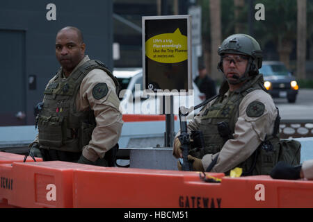 Los Angeles, USA. 6. Dezember 2016. Los Angeles Sheriff erhöht Sicherheit, nachdem eine Bedrohung zu sprengen, Universal City U-Bahn-Station in hieß. Bildnachweis: Chester Brown/Alamy Live-Nachrichten Stockfoto