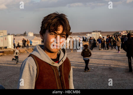 Hasansham, Provinz Ninewa, Irak. 3. Dezember 2016. Neu vertriebenen Bewohner des Flüchtlingslagers in Hasansham. Etwa 11.000 Menschen leben jetzt hier nach seiner Flucht aus schweren Kämpfen im Osten Mosul. © Gabriel Romero/ZUMA Draht/Alamy Live-Nachrichten Stockfoto