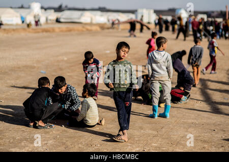 Hasansham, Provinz Ninewa, Irak. 3. Dezember 2016. Neu vertriebenen Bewohner des Flüchtlingslagers in Hasansham. Etwa 11.000 Menschen leben jetzt hier nach seiner Flucht aus schweren Kämpfen im Osten Mosul. © Gabriel Romero/ZUMA Draht/Alamy Live-Nachrichten Stockfoto