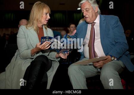 Belfast, UK. 6. Dezember 2016. Barrister Michael Mansfield QC (R) im Gespräch mit einem Kollegen vor Herr Mansfield geliefert die Denkmal-Vortrag an Str. Marys Hochschule unterwegs fällt. Er sprach von neuen Informationen in Bezug auf die 1971 Bombardierung der McGurk Bar Belfast, UK. Bildnachweis: Bonzo/Alamy Live-Nachrichten Stockfoto