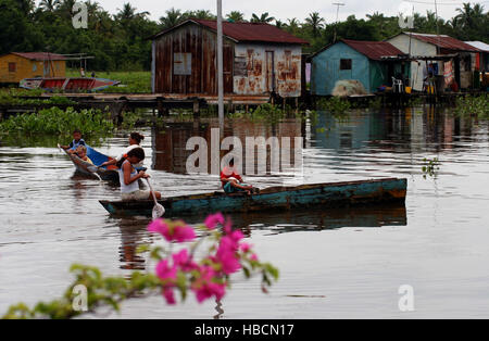 Kongo El Mirador, Zulia, Venezuela. 23. Oktober 2005. Ein ChildrenÂ «s, Rudern in ihr Boot in den Kongo Mirador, südlich von Maracaibo-See, wo der Sturz des Catatumbo Blitzes in Venezuela am besten ist geschätzt © Juan Carlos Hernandez/ZUMA Draht/Alamy Live News Stockfoto