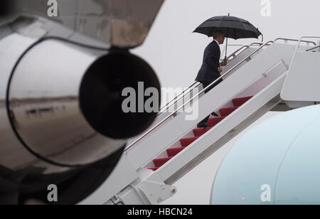 Tampa, USA. 6. Dezember 2016. US-Präsident Barack Obama Platinen Air Force One, als er für einen Tagesausflug nach Tampa, Florida am gemeinsamen Basis Andrews, Maryland verlässt.   © MediaPunch Inc/Alamy Live-Nachrichten Stockfoto