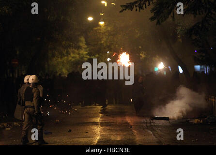 Athen, Griechenland. 6. Dezember 2016. Griechischen Demonstranten Zusammenstoß mit der Polizei während einer Kundgebung anlässlich der achten Jahrestag des Todes von einem griechischen Teen durch Polizei Feuerwehr, im Zentrum von Athen, Hauptstadt von Griechenland. Eine Reihe von Kundgebungen organisiert von Studentenvereinigungen, Left-Wing Parteien und Anti-Establishment Gruppen im Zentrum von Athen am Dienstag um 2008 Tod eines griechischen Teen durch Polizei Feuerwehr, endete in Zusammenstößen mit Anti-Aufstand zu gedenken. Bildnachweis: Marios Lolos/Xinhua/Alamy Live-Nachrichten Stockfoto