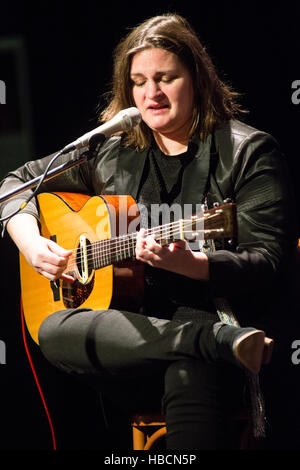 Mailand, Italien. 6. Dezember 2016. Die französisch-amerikanische Jazz- und Blues-Sängerin Madeleine Peyroux führt live auf der Bühne im Blue Note, ihr neues Album weltliche Lieder zu präsentieren. Bildnachweis: Rodolfo weitertransferiert/Alamy Live-Nachrichten Stockfoto