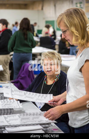 Michigan, USA. 6. Dezember 2016. Arbeitnehmer in Ingham County, Michigan erzählen Stimmzettel in der Präsidentschaftswahl 2016 gegossen. Die landesweite Nachzählung wurde durch grüne Parteianwärter Jill Stein gefordert. Bildnachweis: Jim West/Alamy Live-Nachrichten Stockfoto