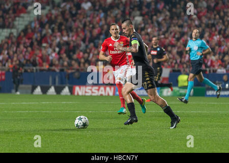 Lissabon, Portugal. 6. Dezember 2016. Napoli ist Mittelfeldspieler aus Slowakei Marek Hamsik (17) während des Spiels von der UEFA Champions League, Gruppe B, SL Benfica gegen SSC Napoli Credit: Alexandre de Sousa/Alamy Live News Stockfoto