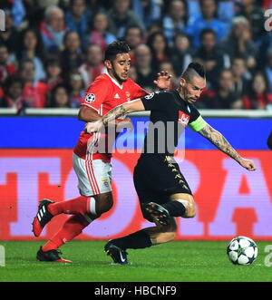 Lissabon, Portugal. 6. Dezember 2016. Benfica Eduardo Salvio (L) wetteifert mit Napoli Marek Hamsik in der UEFA Champions League-Gruppe B Fußballspiel im Stadion Luz in Lissabon, Portugal, 6. Dezember 2016. Benfica verlor gegen Napoli 1-2. © Zhang Liyun/Xinhua/Alamy Live-Nachrichten Stockfoto