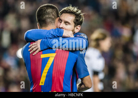 Barcelona, Katalonien, Spanien. 6. Dezember 2016. FC Barcelona nach vorne LIONEL MESSI feiert ein Ziel mit FC Barcelona Mittelfeldspieler ARDA TURAN in der Champions League-Spiel gegen Borussia Mönchengladbach im Camp Nou-Stadion. © Matthias Oesterle/ZUMA Draht/Alamy Live-Nachrichten Stockfoto