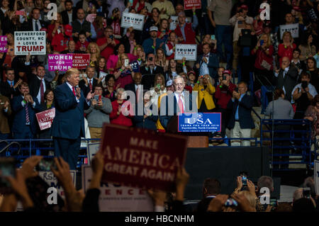 Fayetteville, North Carolina, USA. 6. Dezember 2016.  Pensionierte US Marine Corps General JAMES MATTIS '' MAD DOG'' befasst sich mit die Masse an der Krone Coliseum als Teil der Präsident Elect DONALD J. TRUMP '' Danke '' Tour. Es war Trumps erster Besuch zurück nach Fayetteville seit dem Gewinn der Präsidentschaftswahl im November. Mattis ist Trumpf Auswahl für US-Verteidigungsminister. Bildnachweis: Timothy L. Hale/ZUMA Draht/Alamy Live-Nachrichten Stockfoto