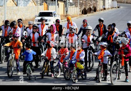 Bamiyan, Afghanistan. 6. Dezember 2016. Mädchen und jungen pedal Fahrrad während einer Kampagne gegen Anti-Frauen-Gewalt in der Stadt Bamiyan, Afghanistan, 6. Dezember 2016. Über drei Dutzend Jugendliche, darunter mehr als ein Dutzend Mädchen besuchte die Kampagne zur Wahrnehmung der Rechte der Frauen zu verbessern und die Gewalt gegen Frauen in der konservativen Gesellschaft. © Jawid Omid/Xinhua/Alamy Live-Nachrichten Stockfoto