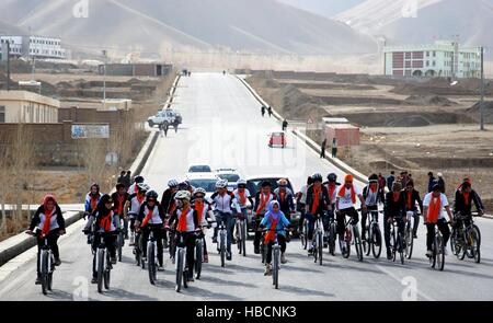 Bamiyan, Afghanistan. 6. Dezember 2016. Mädchen und jungen pedal Fahrrad während einer Kampagne gegen Anti-Frauen-Gewalt in der Stadt Bamiyan, Afghanistan, 6. Dezember 2016. Über drei Dutzend Jugendliche, darunter mehr als ein Dutzend Mädchen besuchte die Kampagne zur Wahrnehmung der Rechte der Frauen zu verbessern und die Gewalt gegen Frauen in der konservativen Gesellschaft. © Jawid Omid/Xinhua/Alamy Live-Nachrichten Stockfoto