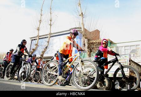 Bamiyan, Afghanistan. 6. Dezember 2016. Mädchen und jungen pedal Fahrrad während einer Kampagne gegen Anti-Frauen-Gewalt in der Stadt Bamiyan, Afghanistan, 6. Dezember 2016. Über drei Dutzend Jugendliche, darunter mehr als ein Dutzend Mädchen besuchte die Kampagne zur Wahrnehmung der Rechte der Frauen zu verbessern und die Gewalt gegen Frauen in der konservativen Gesellschaft. © Jawid Omid/Xinhua/Alamy Live-Nachrichten Stockfoto