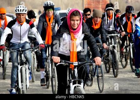 Bamiyan, Afghanistan. 6. Dezember 2016. Mädchen und jungen pedal Fahrrad während einer Kampagne gegen Anti-Frauen-Gewalt in der Stadt Bamiyan, Afghanistan, 6. Dezember 2016. Über drei Dutzend Jugendliche, darunter mehr als ein Dutzend Mädchen besuchte die Kampagne zur Wahrnehmung der Rechte der Frauen zu verbessern und die Gewalt gegen Frauen in der konservativen Gesellschaft. © Jawid Omid/Xinhua/Alamy Live-Nachrichten Stockfoto