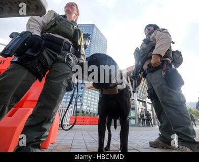 Los Angeles, USA. 6. Dezember 2016. Polizisten Wache an der u-Bahn-Station Universal City in Los Angeles, USA, 6. Dezember 2016. FBI, Los Angeles Police Department (LAPD) und Sheriffs Department Beamten sagte, dass sie ein Telefongespräch über eine bevorstehende aber unbestätigte Drohung gegen die Metro Red Line in Universal City am Montag erhalten. Die Bedrohung kamen aus Übersee durch einen anonymen Anruf auf eine öffentliche Sicherheit-Linie. © Zhao Hanrong/Xinhua/Alamy Live-Nachrichten Stockfoto