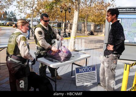 Los Angeles, USA. 6. Dezember 2016. Ein Pendler hat seine Tasche an der u-Bahn-Station Universal City in Los Angeles, USA, 6. Dezember 2016 überprüft. FBI, Los Angeles Police Department (LAPD) und Sheriffs Department Beamten sagte, dass sie ein Telefongespräch über eine bevorstehende aber unbestätigte Drohung gegen die Metro Red Line in Universal City am Montag erhalten. Die Bedrohung kamen aus Übersee durch einen anonymen Anruf auf eine öffentliche Sicherheit-Linie. © Zhao Hanrong/Xinhua/Alamy Live-Nachrichten Stockfoto