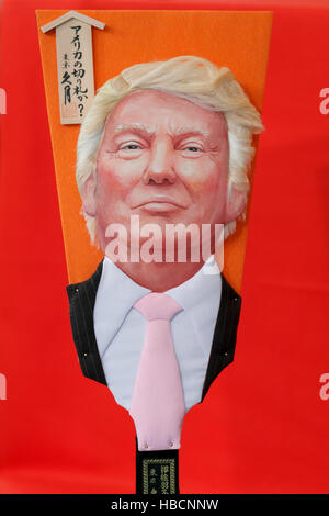 Eine Hagoita Paddel dekoriert mit dem Gesicht der designierte Präsident Donald Trump auf dem Display an der Kyugetsu Puppenmacherin Unternehmen Showroom am 7. Dezember 2016, Tokio, Japan. Jedes Jahr erstellt der japanischen Puppenmacherin topische ornamentalen Hagoita Paddel mit Gesichtern der Meinungsmacher des Jahres. Hagoita sind traditionelle japanische hölzerne Paddel Verzierungen, die in den Wallfahrtsorten verkauft werden und traditionelle Feste (Hagoita Ichi) statt Dezember. Bildnachweis: Rodrigo Reyes Marin/AFLO/Alamy Live-Nachrichten Stockfoto