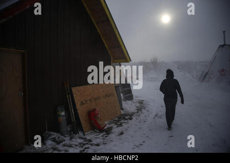 Kanonenkugel, North Dakota, USA. 6. Dezember 2016. DIANA WU, eine Familie Medizin Arzt aus San Francisco, Spaziergänge durch die Rosebud-Camp in Richtung einer medizinischen Zelt während des Winters an der Standing Rock Indian Reservation in Kanonenkugel, North Dakota. © Joel Angel Ju'' ¡Rez/ZUMA Draht/Alamy Live-Nachrichten Stockfoto