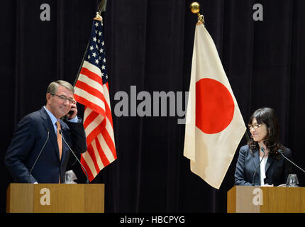 Tokio, Japan. 7. Dezember 2016. Japanese Defense Minister Tomomi Inada (R) und US-Verteidigungsminister Ash Carter an eine gemeinsamen Pressekonferenz im Verteidigungsministerium in Tokio, Japan, 7. Dezember 2016 teilnehmen. Bildnachweis: Ma Ping/Xinhua/Alamy Live-Nachrichten Stockfoto