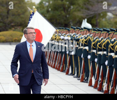 Tokio, Japan. 7. Dezember 2016. US-Verteidigungsminister Ash Carter Bewertungen der Ehrenwache an das Verteidigungsministerium in Tokio, Japan, 7. Dezember 2016. Bildnachweis: Ma Ping/Xinhua/Alamy Live-Nachrichten Stockfoto