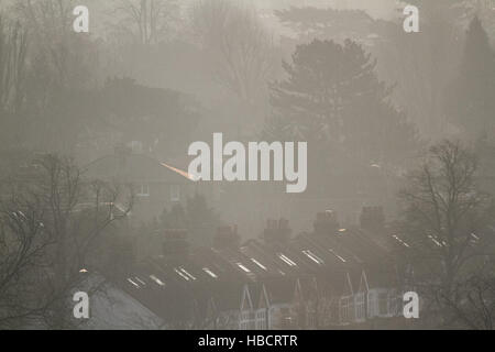 Wimbledon, London, UK. 7. Dezember 2016. Großbritannien Wetter. Herbst Nebel deckt Wimbledon Stadtlandschaft Credit: Amer Ghazzal/Alamy Live-Nachrichten Stockfoto