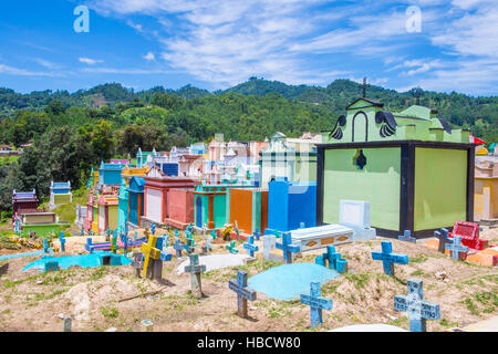 Bunte Friedhof in Chichicastenango Guatemala. in Guatemala malen Familienmitglieder den Grabstein als eine Art zu Ehren der Toten Stockfoto