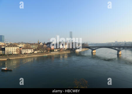 Ein Foto von Basel am Rhein in der Schweiz an einem sonnigen Tag im Winter. Stockfoto