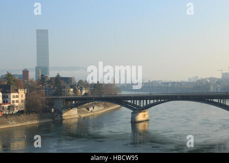 Ein Foto von Basel am Rhein in der Schweiz an einem sonnigen Tag im Winter. Stockfoto