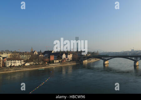 Ein Foto von Basel am Rhein in der Schweiz an einem sonnigen Tag im Winter. Stockfoto