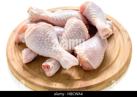 Rohem Hühnerfleisch Drumsticks auf einem Holzbrett. Stockfoto