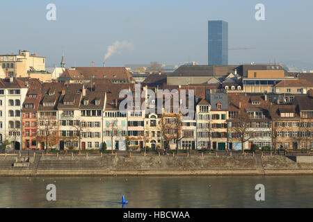 Ein Foto von Basel am Rhein in der Schweiz an einem sonnigen Tag im Winter. Stockfoto