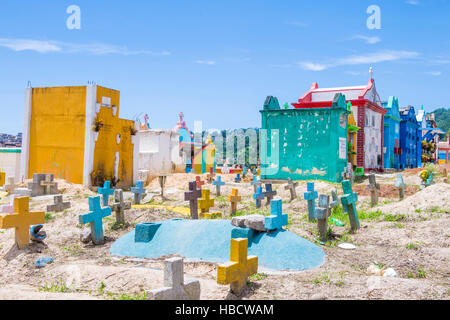 Bunte Friedhof in Chichicastenango Guatemala. in Guatemala malen Familienmitglieder den Grabstein als eine Art zu Ehren der Toten Stockfoto