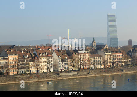 Ein Foto von Basel am Rhein in der Schweiz an einem sonnigen Tag im Winter. Stockfoto