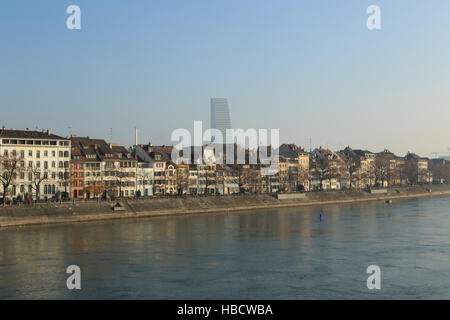 Ein Foto von Basel am Rhein in der Schweiz an einem sonnigen Tag im Winter. Stockfoto