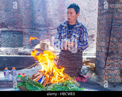 Guatemaltekische Mann nehmen Teil in einer traditionellen Maya-Zeremonie in Chichicastenango, Guatemala Stockfoto