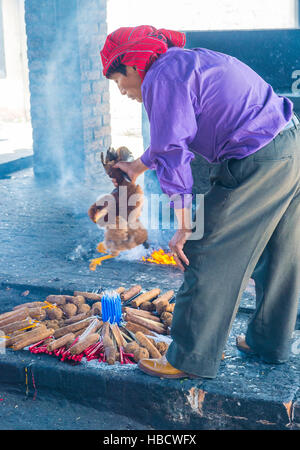 Guatemaltekische Mann nehmen Teil in einer traditionellen Maya-Zeremonie in Chichicastenango, Guatemala Stockfoto