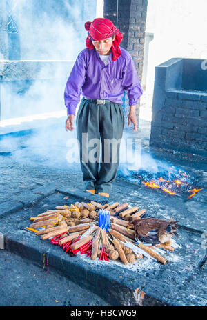 Guatemaltekische Mann nehmen Teil in einer traditionellen Maya-Zeremonie in Chichicastenango, Guatemala Stockfoto