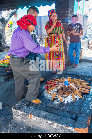 Guatemaltekische Personen nehmen Teil in einer traditionellen Maya-Zeremonie in Chichicastenango, Guatemala Stockfoto