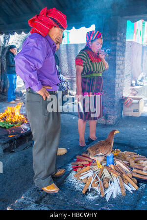 Guatemaltekische Personen nehmen Teil in einer traditionellen Maya-Zeremonie in Chichicastenango, Guatemala Stockfoto