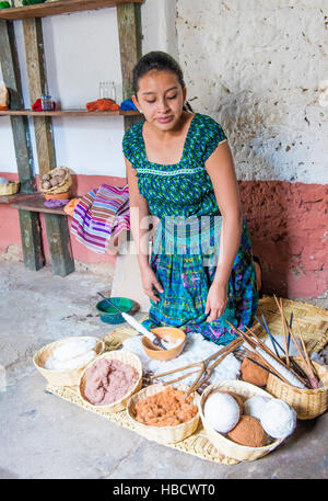 Maya-Frau Weben mit Gurt Webstuhl in San Juan la Laguna, Guatemala. Maya Weber, weltweit bekannt für ihre Fähigkeiten. Stockfoto