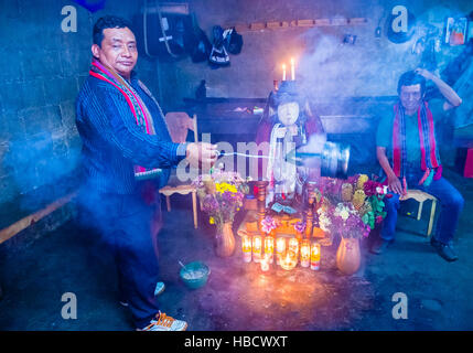 Schrein des El Maximon in Santiago De Atitlan, Guatemala. Maximon Saint/Devil ist einer der stärksten Reste von den Maya Glauben Stockfoto