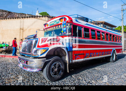 Ein typischer guatemaltekischen Huhn Bus in Antigua, Guatemala am 31. Juli 2015. Huhn-Bus-es ist ein Name für bunte, modifizierte und dekorierten Bus in verschiedenen L Stockfoto