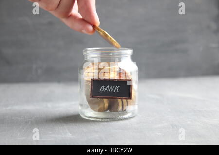 Hand legen goldene Münze im Glas, sparen, Geld, Investition, Bank-Idee. Stockfoto