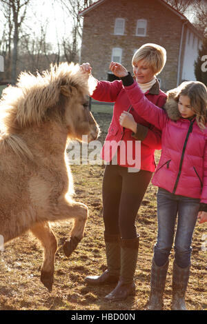 Mutter und Tochter im Freien, Erteilung von Weisungen, pony Stockfoto